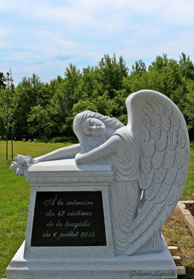 Ange Dans Le Monument Du Cimetière Sur La Tombe D'un Enfant